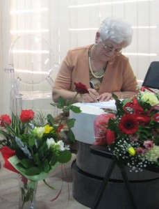 Eleonora Grondowa podpisuje swoje książki
