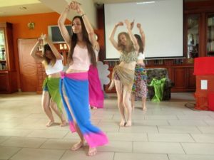 Bollywood dance w wykonaniu uczniów prezentujących Indie