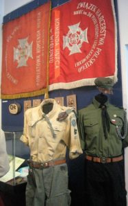 Sztandary i mundury harcerskie