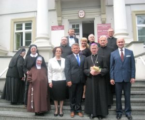 W środku siostra Beata, Grażyna Ryczyńska , Andrzej Stępień, ks.bp Jan Wątroba, Krzysztof Owczarek