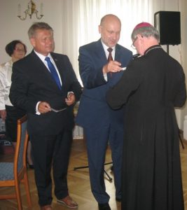 Przewodniczący Rady Powiatu wręcza Medal Zasłużony dla Ziemi Wieluńskiej