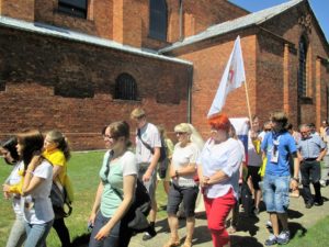 W procesji młodzi pielgrzymi z Kanady i Rosji przybyli na ŚDM Kraków 2016