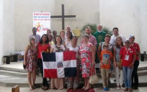 Pielgrzymi z Dominikany z rodzinami i proboszczem parafii św. Barbary