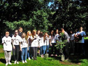 Wolontariusze ŚDM sadzą pamiątkowe dęby w parku im. Żwirki i Wigury