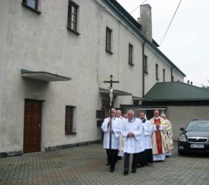 Postulantce towarzyszą księża celebransi