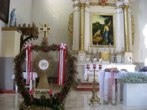 Wieniec dożynkowy i dary ołtarza przy ołtarzu św. Marii Magdaleny, Patronki kościoła i parafii