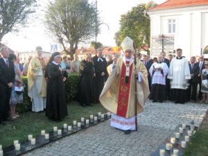 Arcybiskup Wacław Depo święci nowe tablice na "Golgocie Wieluńskiej"