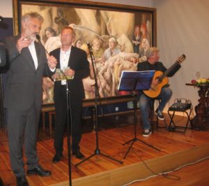 Od lewej Daniel Pielucha, Jan Książek, Janusz Strobel z gitarą