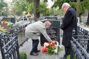 Muzealnicy wieluńscy składają kwiaty na grobie Felicji Rymarkiewiczowej