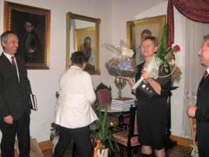 Podziękowania odbiera Halina Gniłka - prezes Towarzystwa Przyjaciół Muzeum Wnętrz Dworskich w Ożarowie