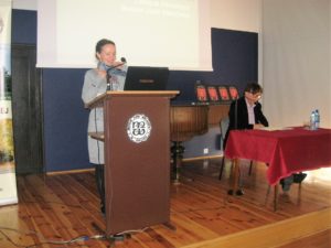 Prelegentka dr hab. Anna Niedźwiedź i przewodniczący konferencji dr Krzysztof Piątkowski