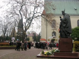 Po złożeniu wiązanek kwiatów przed pomnikiem Jana Pawła II