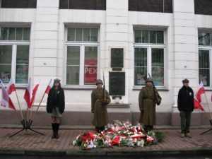 Warta honorowa przed tablicą Józefa Piłsudskiego i tablicą upamiętniającą wielunian poległych w latach 1919 - 1921