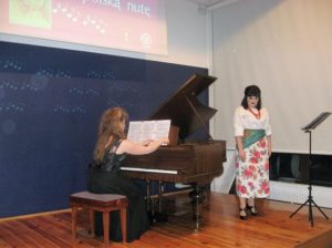 Przy fortepianie Małgorzata Warcaba, arię Halki śpiewa Karolina Wieczorek