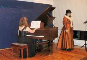 Przy fortepianie Małgorzata Warcaba, arie z opery "Straszny dwór" śpiewa Karolina Wieczorek