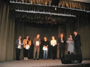 Opiekunowie grup teatralnych odbierają dyplomy