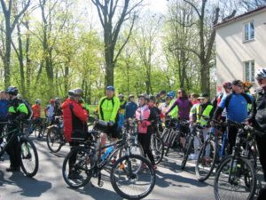 Cykliści zbierają się przed budynkiem Starostwa Powiatowego w Parku im. Żwirki i Wigury