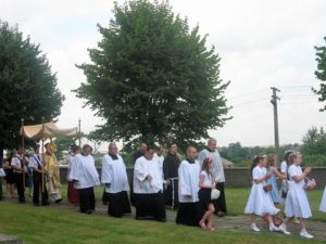 W procesji obok Chrystusa Eucharystycznego księża goście