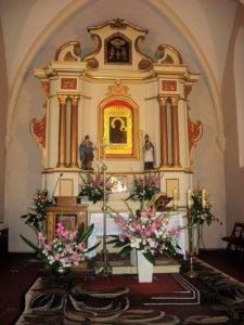 Ołtarz p.w. św. Wawrzyńca. Na zasuwie obraz Matki Bożej Częstochowskiej