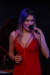 Śpiewa Joanna Aleksandrowicz